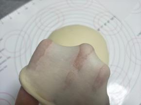 所有材料除了黄油和盐外，放入厨师机。和面到出现大片膜后，放入黄油和盐。直到可以拉出结实的薄膜。