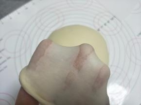 所有材料除了黄油和盐外，放入厨师机。和面到出现大片膜后，放入黄油和盐。直到可以拉出结实的薄膜。