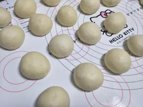 分割面团，滚圆后，松弛25分钟。