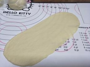 用擀面杖擀开牛舌状。注意一定要把面里的空气排干净，否则炸制的时候容易气泡。