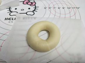 做成圆圈状。放置到油纸上。