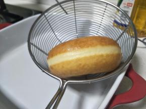 30秒内翻面2回，找到表面颜色呈金黄色。一个成熟的时间大约2分钟左右。