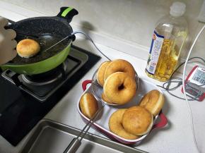 全部炸完后，晾凉，准备坚果，用擀面杖压碎。蔓越莓干切碎一些。