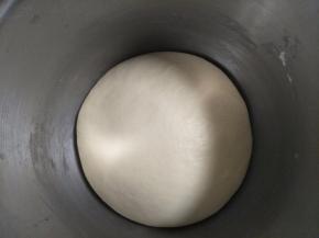 材料除了黄油和盐外，放到厨师机揉面到出现大片的膜，加入盐和黄油，揉到可以出比较结实的薄膜。滚圆面团发酵2倍大