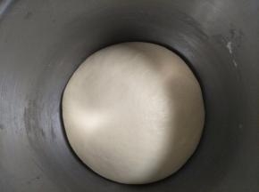 材料除了黄油和盐外，放到厨师机揉面到出现大片的膜，加入盐和黄油，揉到可以出比较结实的薄膜。滚圆面团发酵2倍大