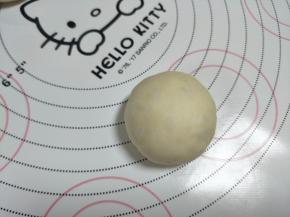 小面团滚圆。放置2分钟左右。