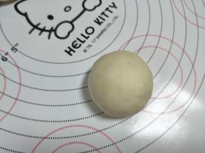 小面团滚圆。放置2分钟左右。