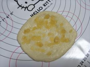 擀开，抹上果酱，边缘部分不要涂。