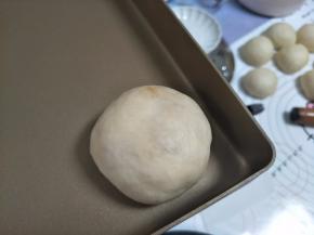 卷起捏紧成圆形。放入烤盘。