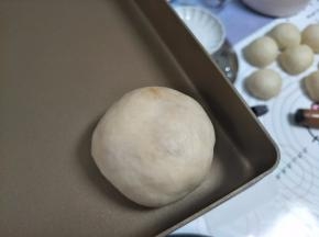 卷起捏紧成圆形。放入烤盘。