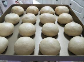 所有的面团都这样操作，摆入烤盘。