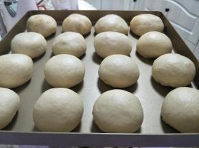 所有的面团都这样操作，摆入烤盘。