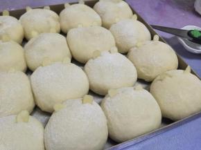 撒高粉，用剪刀剪2个小口，塞入整的杏仁片，作为耳朵。