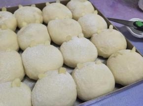 撒高粉，用剪刀剪2个小口，塞入整的杏仁片，作为耳朵。