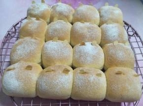 出炉后，脱模，移到烤网上放凉。