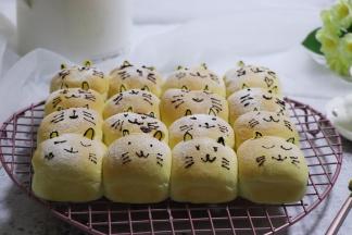 裱花带剪小口，画表情即可，非常的萌。