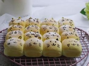 裱花带剪小口，画表情即可，非常的萌。