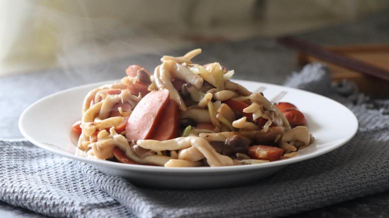 蟹味菇烧香肠 鲜香可口下饭菜