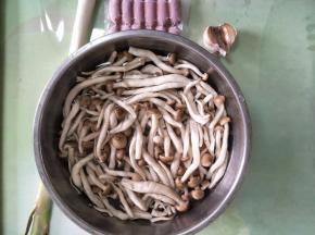 蟹味菇洗干净，可以用果蔬清洗液洗干净后，再多冲几次。