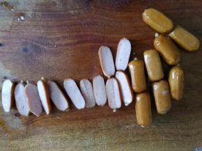 小香肠，对半切开。