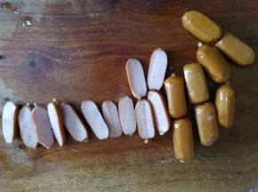 小香肠，对半切开。