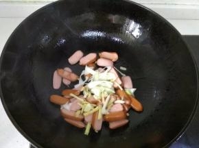 热锅放油，油热后加入小香肠，和葱姜蒜，一起爆炒到出香味，香肠煎好。