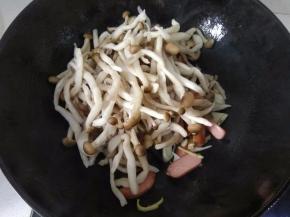 加入蟹味菇，翻炒均匀。