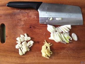 葱切片，姜切成丝、蒜用刀拍了以后，再切小块。