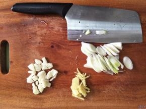 葱切片，姜切成丝、蒜用刀拍了以后，再切小块。