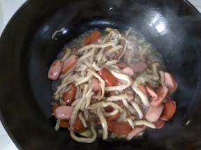 小火烧开汤汁，到还剩余少量汤的时候