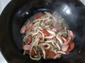 小火烧开汤汁，到还剩余少量汤的时候