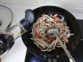 倒入少许的生抽，大火翻炒均匀，炒出一些水分后。