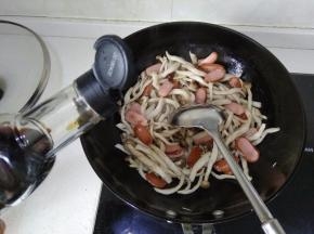 倒入少许的生抽，大火翻炒均匀，炒出一些水分后。