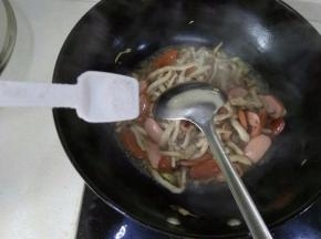 出锅前，加入适量的盐，即可。