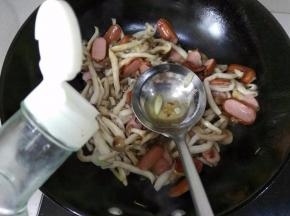 放入少许的料酒，翻炒一会。