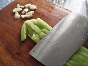 准备食材，木耳提前泡好。蒜和黄瓜都用刀背拍好。