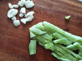 拍好的黄瓜用刀切段。