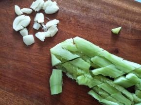 拍好的黄瓜用刀切段。