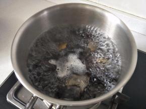木耳泡好 洗干净，放入锅中煮沸。大约2分钟，不易煮过久。