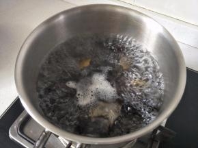 木耳泡好 洗干净，放入锅中煮沸。大约2分钟，不易煮过久。