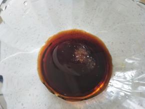 准备酱汁，生抽加芝麻油和适量的盐，搅匀。