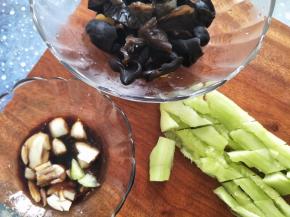 放入拍好的大蒜。