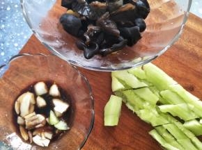 放入拍好的大蒜。