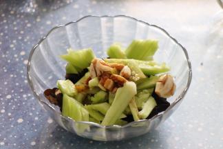 待木耳晾凉后，和黄瓜、酱汁一起混合均匀，放入盘中。