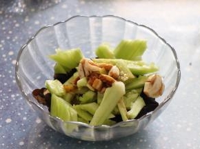 待木耳晾凉后，和黄瓜、酱汁一起混合均匀，放入盘中。