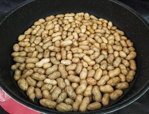 倒入锅中，加入没过食材的清水