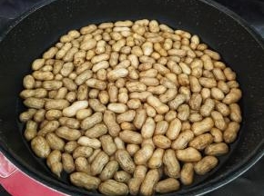 倒入锅中，加入没过食材的清水