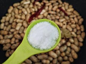 加入盐，盐的用量要比平时多一些