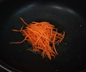 先下胡萝卜丝，煸出胡萝卜素