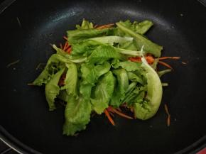 下洗净的生菜炒匀